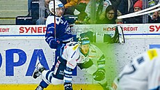 Obránce Denis Svoboda z Komety Brno (v modrém) v akci b�hem utkání extraligy...