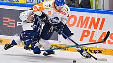 Obránce Michal Gula�i z Komety Brno (v modrém) v akci b�hem utkání extraligy...