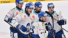 Jaromír Jágr (druhý zleva) p�i utkání Kladna na led� Komety Brno, v n�m�...