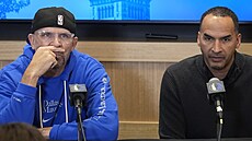 Trenér Dallas Mavericks Jason Kidd a generální mana�er Nico Harrison na tiskové...
