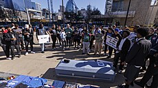 Fanouci Dallas Mavericks se seli ped American Airlines Center, aby vyjádili...