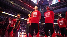 Basketbalisté Toronto Raptors stojí p�ed zápasem s New York Knicks b�hem...