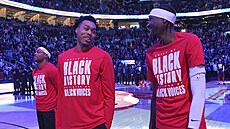 Scottie Barnes a Chris Boucher p�ed zápasem NBA s LA Clippers, b�hem kterého...