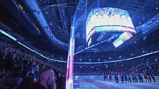 Fanou�ci bu�í na americkou hymnu p�ed zápasem Vancouver Canucks s Detroit Red...
