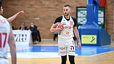 Mat�j Svoboda z Nymburka b�hem zápasu s D��ínem.