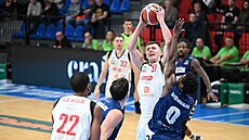 Ondej Sehnal z Nymburka zakonuje bhem zápasu s Dínem.