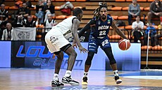 A. J. Walton z D��ína hledá prostor pro akci v utkání s Nymburkem.