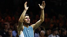 Carlos Alcaraz slaví triumf na turnaji v Rotterdamu.