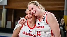 Tereza Vyoralová (vlevo) a Julia Reisingerová pózují po vít�zném zápase s...