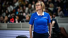 eská trenérka Romana Ptáková sleduje zápas s Itálií.
