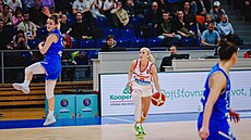 Úto�ící Petra Hole�ínská oklamala bránící soupe�ku v zápase s Itálií.