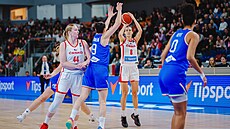 Veronika Vorá�ková st�ílí v kvalifikaci o postup na EuroBasket s Itálií.