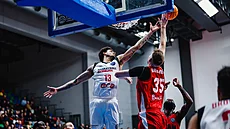 Simon Birgander z Murcie blokuje Christiana Bishopa z Nymburka v zápase Ligy...