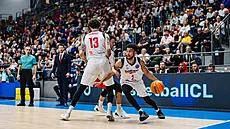 Stephen Brown z Nymburka vyuívá clonu Christiana Bishopa v zápase proti Murcii...