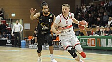 Spencer Svejcar z Pardubic uniká Kyranu McCluremu v zápase s Jindichovým...