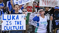 Rozzlobení fanou�ci Dallas Mavericks p�ed utkáním s Houston Rockets.