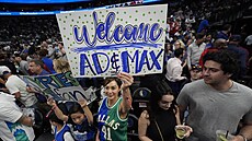 Fanynka Dallas Mavericks vítá Anthonyho Davise a Maxe Christieho.