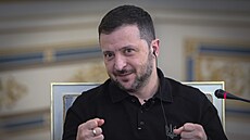 Ukrajinský prezident Volodymyr Zelenskyj gestikuluje bhem rozhovoru s...