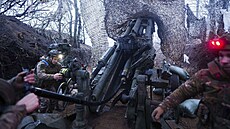 Ukrajintí vojáci stílí z houfnice M777 na ruské pozice smrem na Velyka...