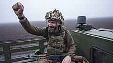 Ukrajinský voják mává svým spolubojovník�m na front� v oblasti Velyka Novosilka...