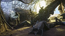 Ukrajin�tí vojáci pálí z houfnice M777 na ruské pozice na obec Velyka Novosilka...