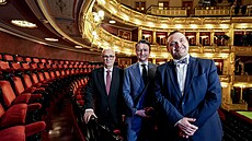 Martin Glaser (uprost�ed) bude �editelem Národního divadla. Vpravo ministr...