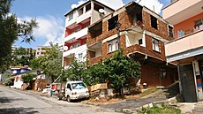 Tak vypadá vývoj. Cihlová stavba uprosted je gecekondu druhé generace. Stavba...