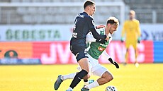 Andrej Stoj�evski ze Slovácka fauluje jabloneckého Davida Pu�ká�e.