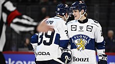 Finský úto�ník Oiva Keskinen (vpravo) slaví trefu proti �eskému týmu.
