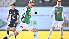 Jan Chramosta z Jablonce nap�ahuje v duelu se Slováckem.