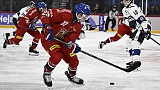 Pavel Kousal z �eska vede puk v utkání s Finskem.