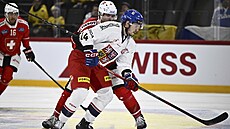 Filip Chlapík vede kotou� v utkání se �výcarskem.