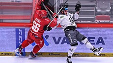 Marko Da�o z T�ince atakuje karlovarského Ond�eje Beránka.