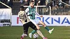 Jan Shejbal z Bohemians se sna�í zastavit bud�jovického Ubonga Ekpaie.