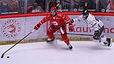 Marko Da�o z T�ince si kryje puk p�ed Janisem Jaksem z Karlových Var�.