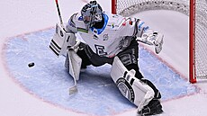 Dominik Frodl z Karlových Var� zasahuje v duelu s T�incem.