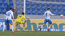 David Buchta (vpravo) z Ostravy st�ílí branku proti Olomouci.