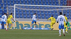 David Buchta (uprost�ed) z Ostravy st�ílí branku proti Olomouci.