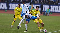 Filip Kubala z Ostravy podstupuje souboj s olomouckým Matjem Hadaem.