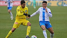 Ji�í Spá�il z Olomouce (vlevo) bojuje o mí� s ostravským Ewertonem.