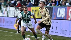 Jan Matou�ek z Bohemians napadá bud�jovického Vojt�cha Horu.