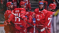 T�ine�tí hokejisté slaví gól proti Karlovým Var�m.