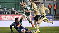 Václav Drchal z Bohemians se sna�í obejít bud�jovického branká�e.
