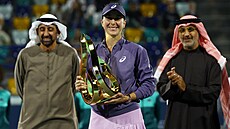 Tenistka Belinda Bencicová pózuje s trofejí za vítzství na turnaji v Abú Zabí.