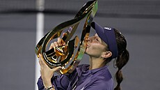 Tenistka Belinda Bencicová pózuje s trofejí za vít�zství na turnaji v Abú Zabí.