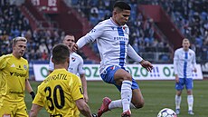 Ostravský Ewerton si zpracovává mí� v utkání s Olomoucí.