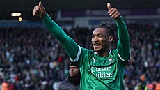 Muhamed Tijani z Plymouthu slaví výhru nad Liverpoolem.