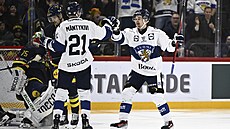 Oskari Salminen (vpravo) slaví finský gól proti �védsku.