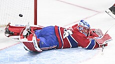 Branká� Jakub Dobe� z Montrealu inkasuje v duelu s Tampou Bay.