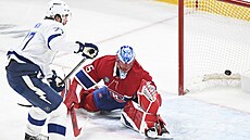 Branká� Jakub Dobe� z Montrealu inkasuje v duelu s Tampou Bay.